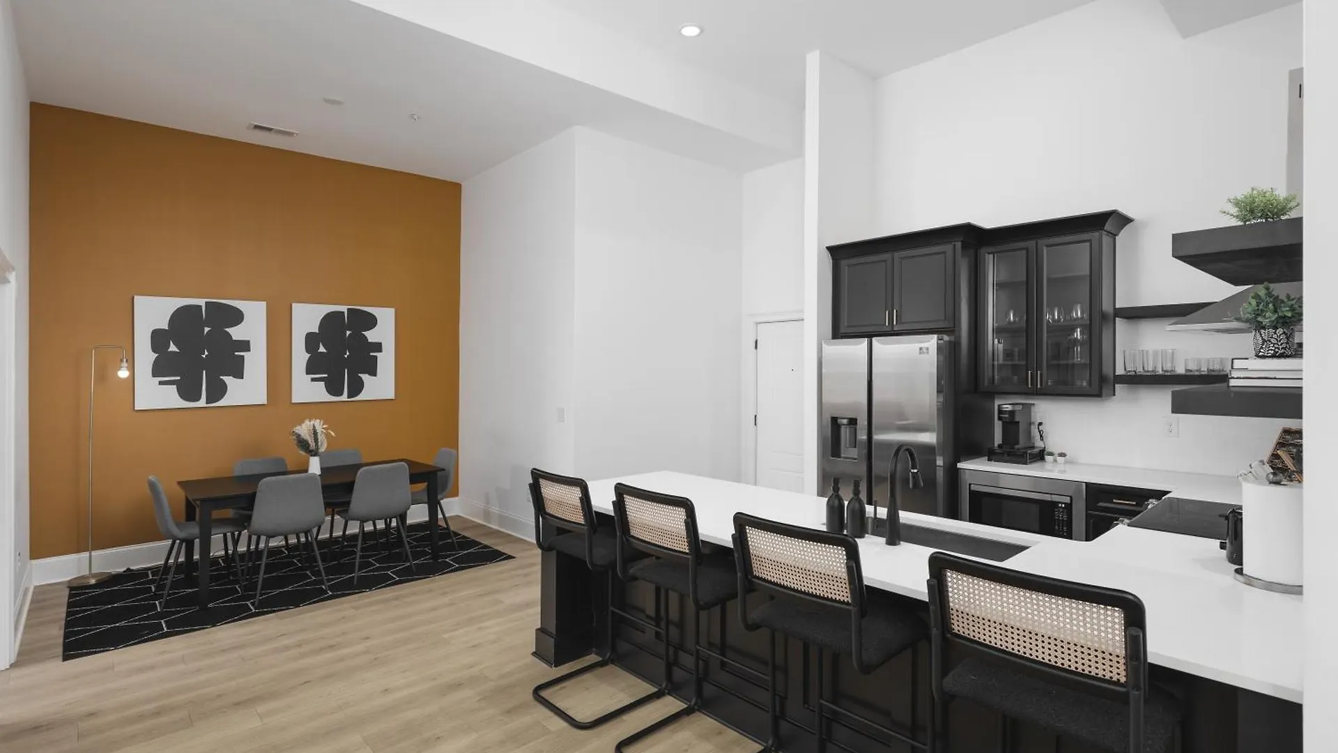 Luxury 6 Bed 3 Bedroom Walk To Restaurants And Coffee Nashville Apartment